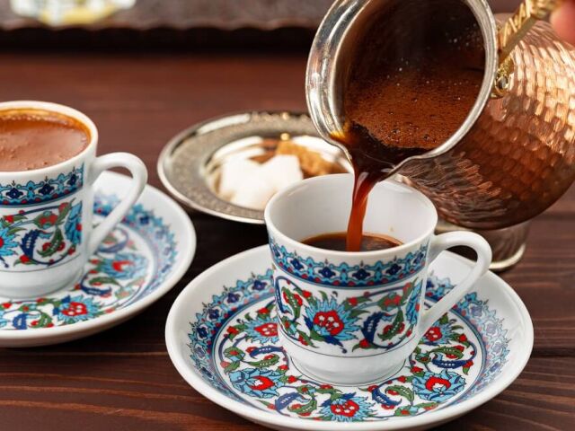 X powodów, dla których porcelana jest idealna do wykwintnych kolacji