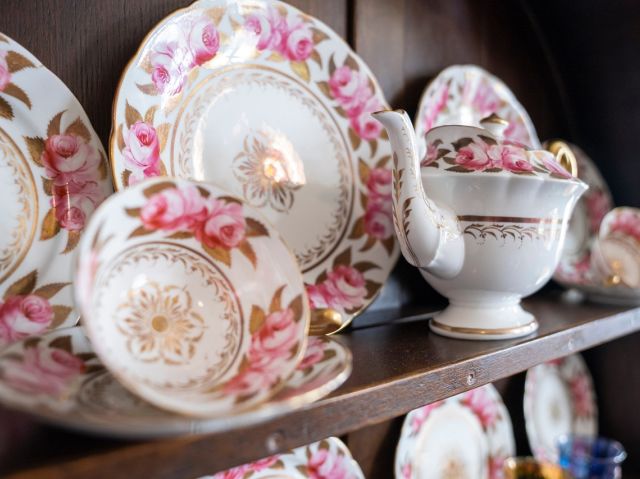 Kolorystyka w porcelanie - Jak barwy naczyń wpływają na estetykę stołu i dopasowanie do wnętrz?