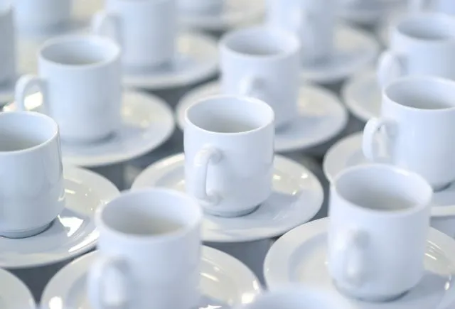 Osady z herbaty i kawy na porcelanie – jak się ich pozbyć?